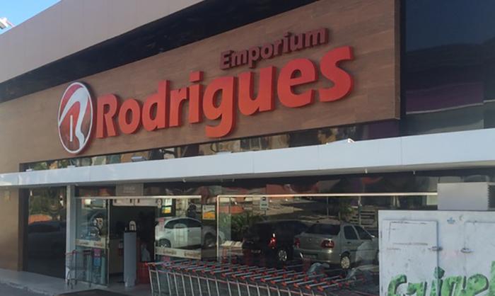 Urgente: membros do CV ameaçam invadir e tocar fogo no Emporium Rodrigues do Vieiralves; veja vídeo