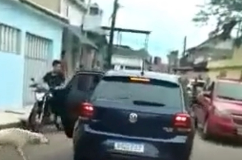 Homem é levado às pressas até hospital após ter sido baleado por criminosos na Compensa; veja vídeo