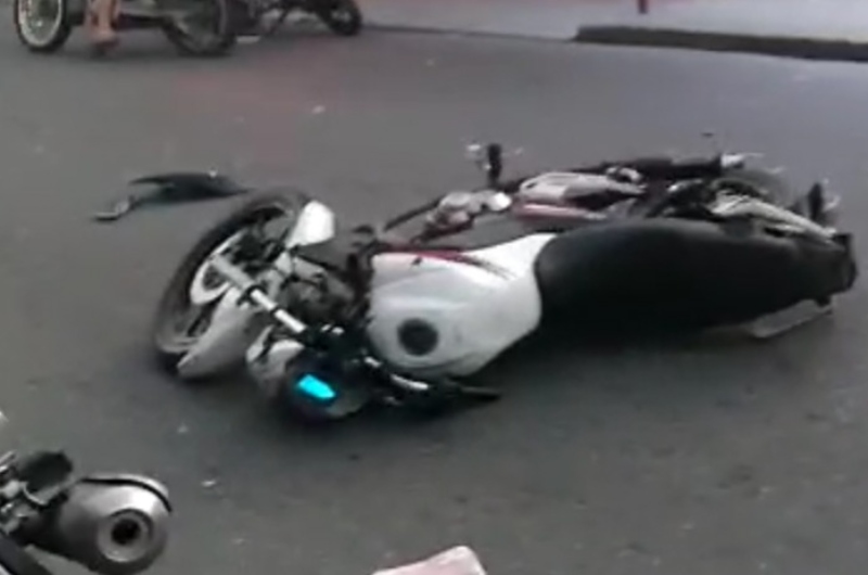 Entregador convulsiona após acidente de moto no bairro Jorge Teixeira; veja vídeos