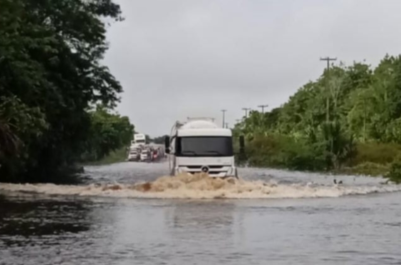 Caminhão fica debaixo d'água na BR-174 após enxurrada em trecho Manaus-BoaVista; veja vídeo