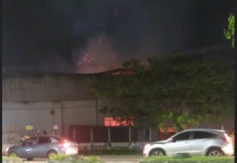Urgente: fábrica em Manaus continua pegando fogo desde de manhã enquanto funcionários da noite trabalham; veja vídeos