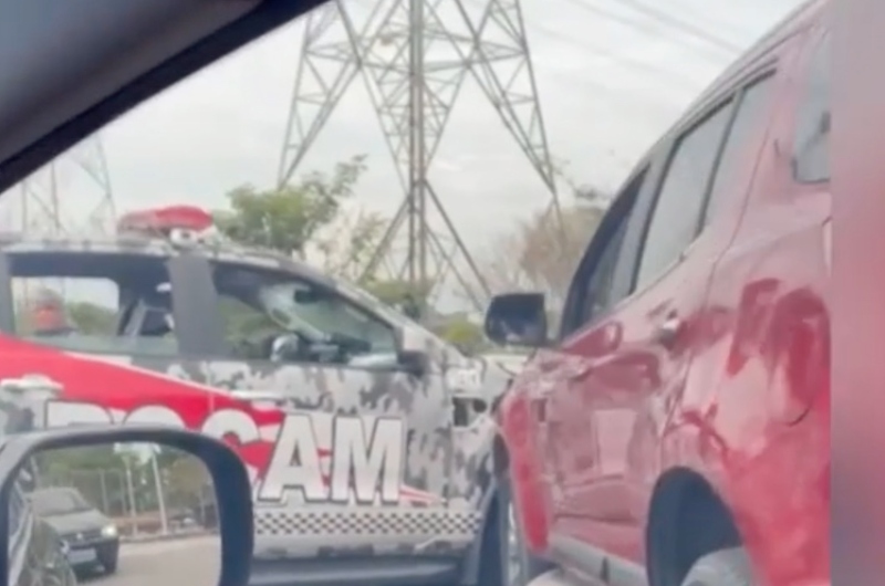 "Salada tá grande aqui", diz motorista que viu acidente entre viatura da Rocam e carro de popular na Avenida das Torres; vídeo
