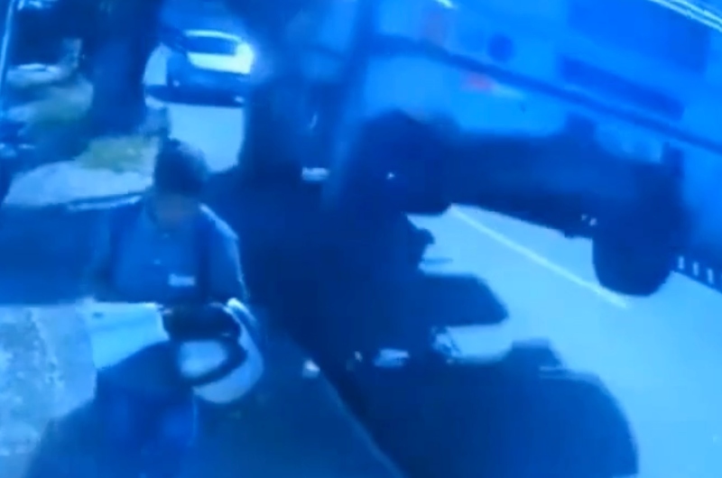 “Por um triz”: homem se livra de ser esmagado por caminhão; veja vídeo