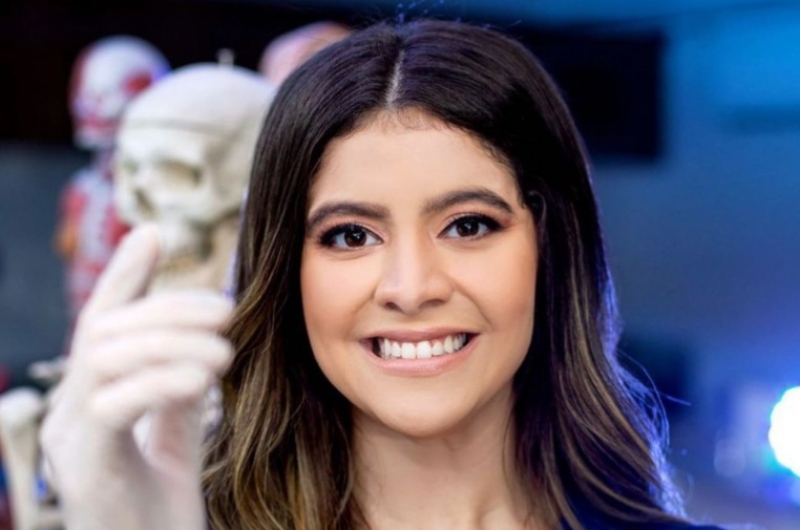Fernanda Aryel, filha do prefeito de Manaus, desiste de candidatura e diz: "há tempo para tudo"