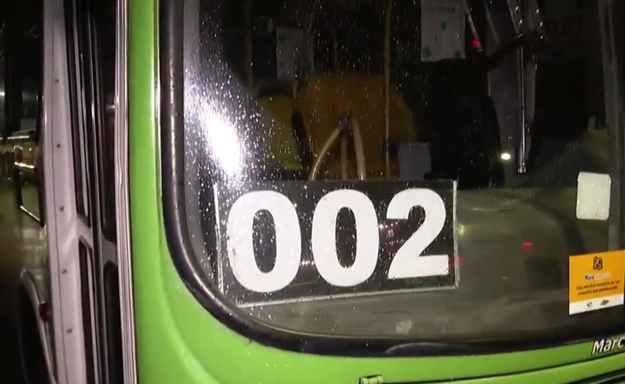 Assaltante com facão “toca o terror” em passageiros de ônibus da linha 002 no bairro Japiim