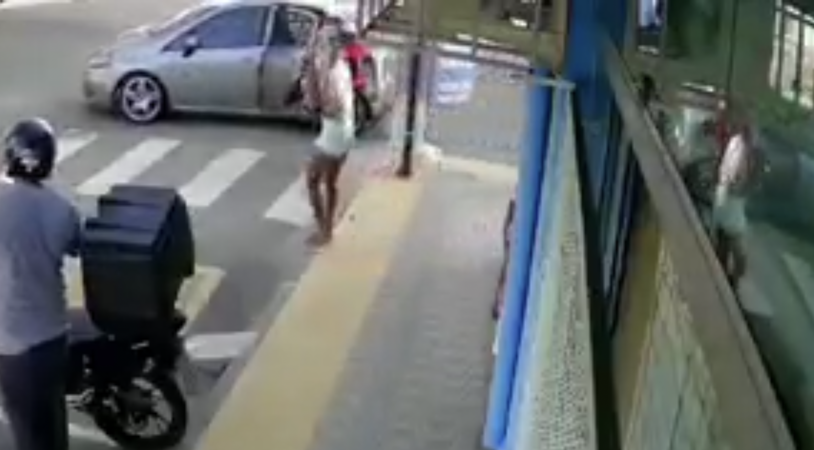 Vídeo desesperador mostra momento que traficantes sequestram jovem; veja