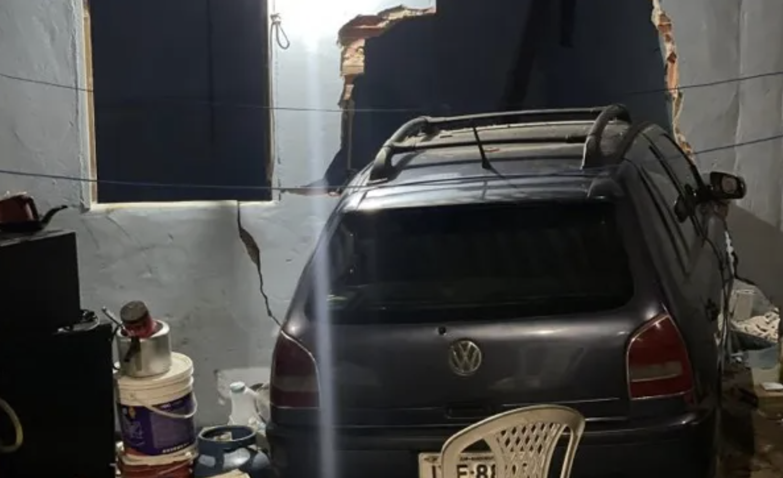 Mulher bêbada quase mat4 grávida ao invadir casa com carro desgovernado, em Manaus