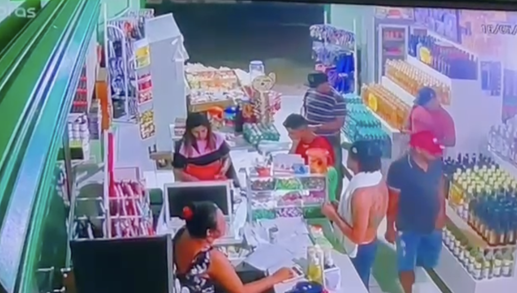 Vídeo mostra momento que empresário é assassin4do na frente da própria mãe, no Amazonas