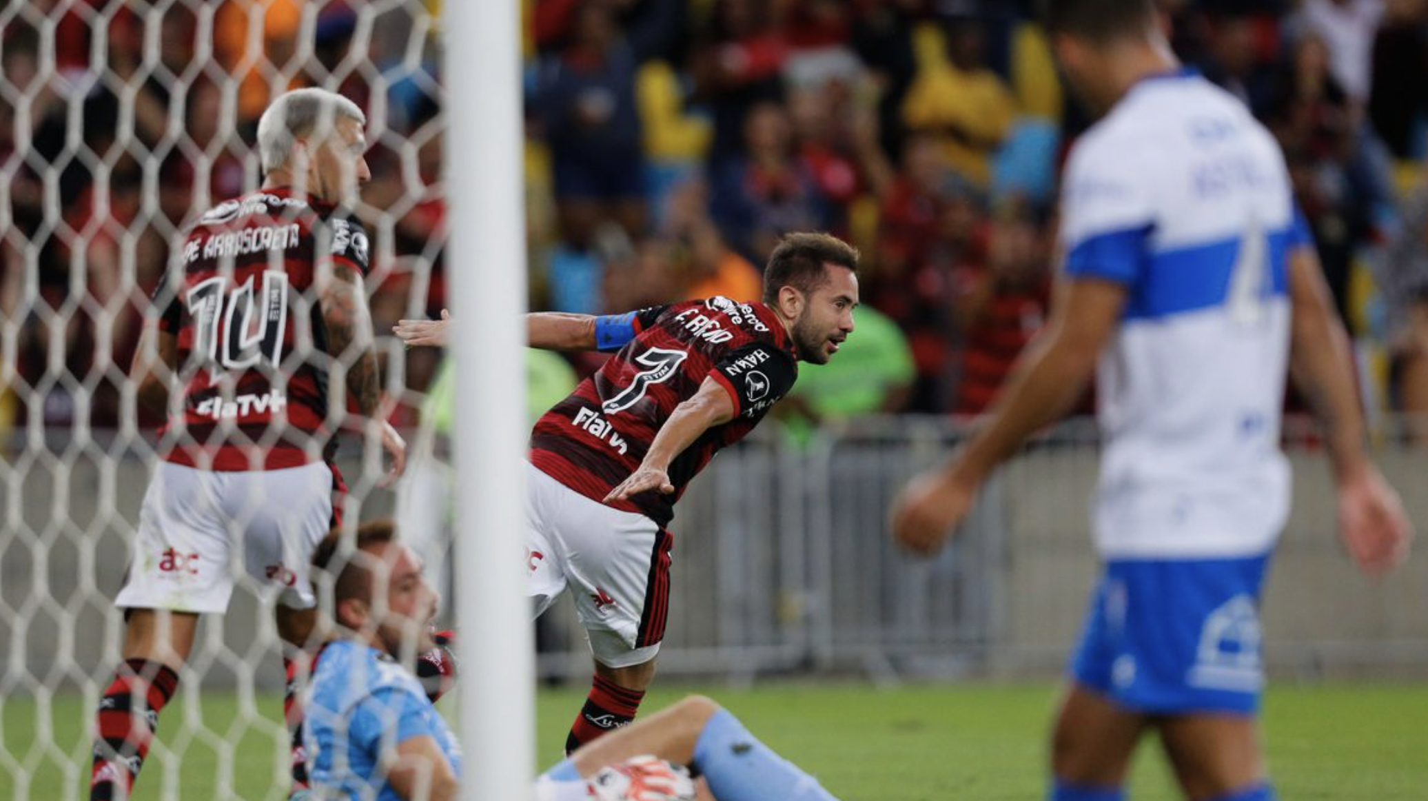 Flamengo derrota Universidad Católica e se classifica na Libertadores