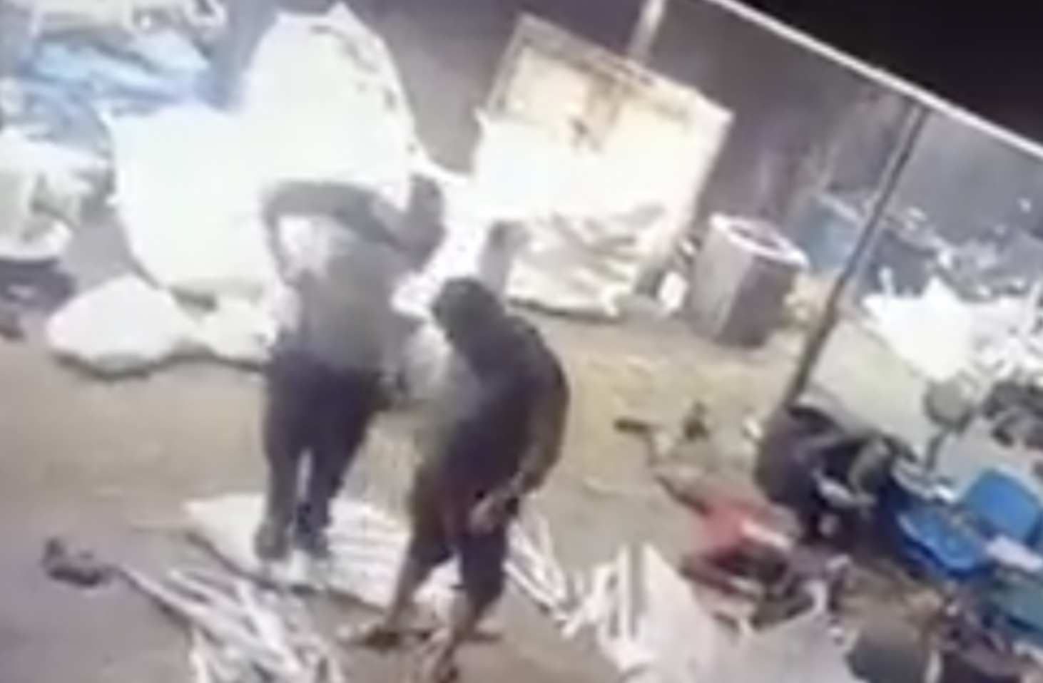 Vídeo mostra bandidos obrigando trabalhador a deitar no chão durante arrastão, em Manaus; veja