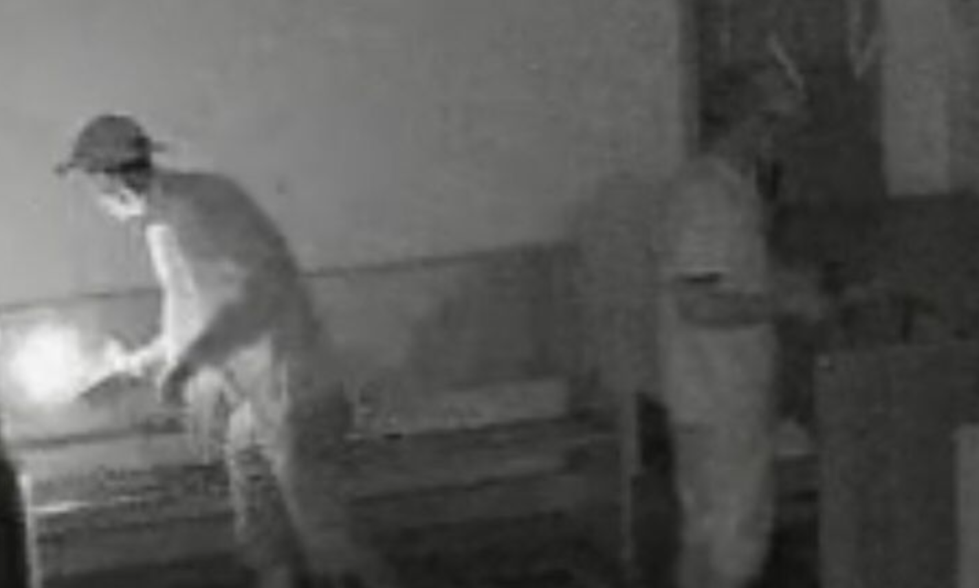 Vídeo mostra momento em que bandidos endemoniados levam tudo da Igreja Católica de São Raimundo