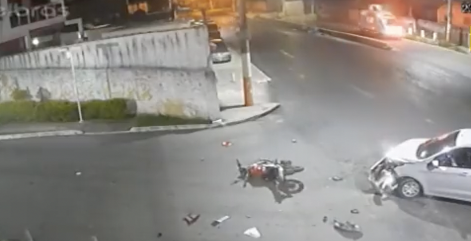 Veja o momento em que motoqueiro é arremessado durante acidente gravíssimo