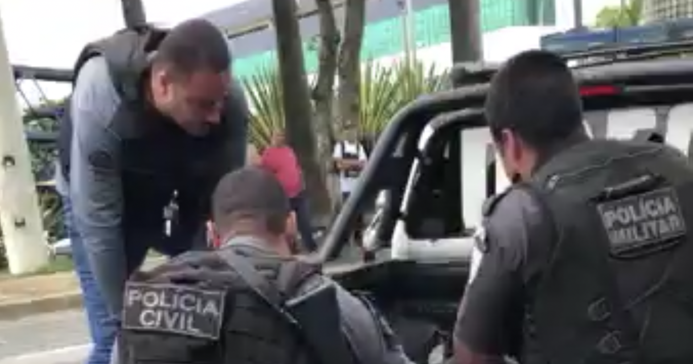Video mostra policiais arrastando corpos de traficantes que prometeram fuzilar viatura
