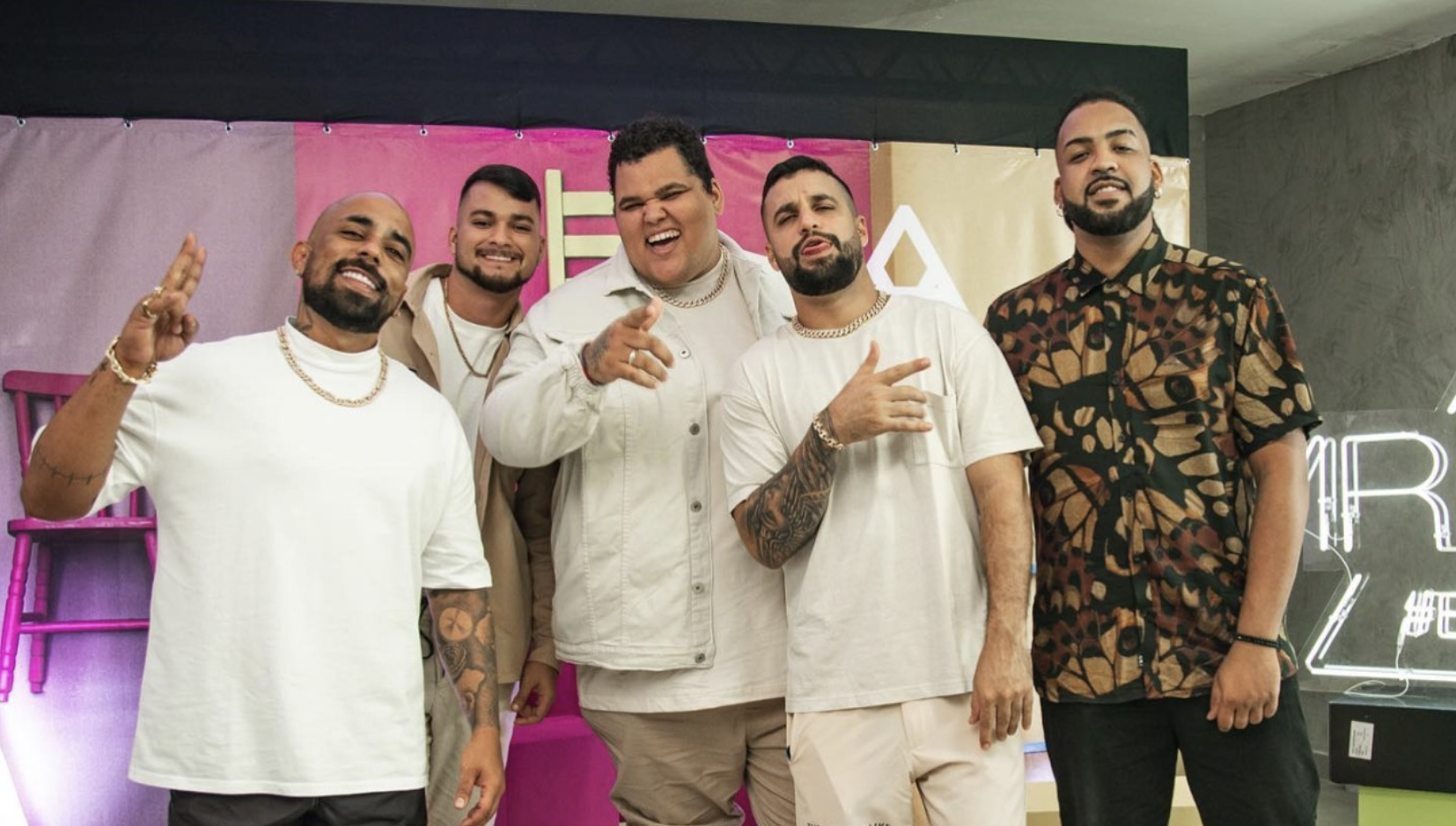 Fábrica de Eventos lança promoção para ida ao camarim do Menos é Mais