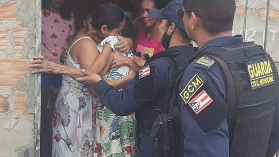 Vivendo em condições precárias, idosa de 84 anos resgatada por guardas municipais