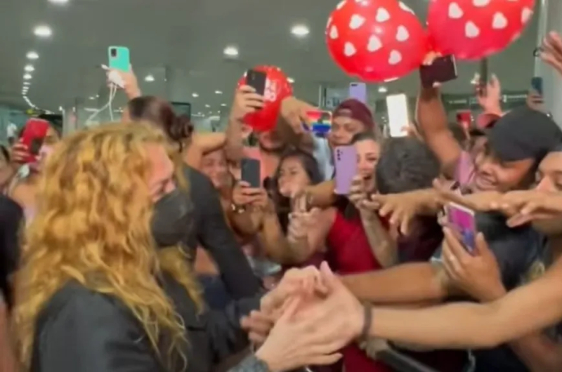 Fãs 'surtam' ao ver Joelma no aeroporto de Manaus; veja vídeo