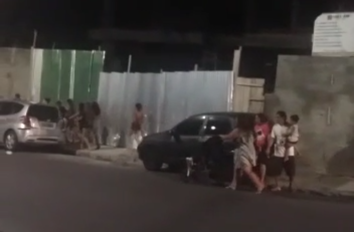 Desespero: veja momento em que moradores correm de ‘chuva de tiros’ no Japiim