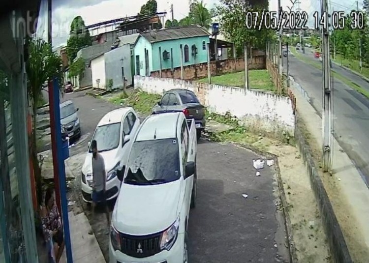 Policial militar à paisana é assaltada por criminoso armado no Japiim; veja vídeo