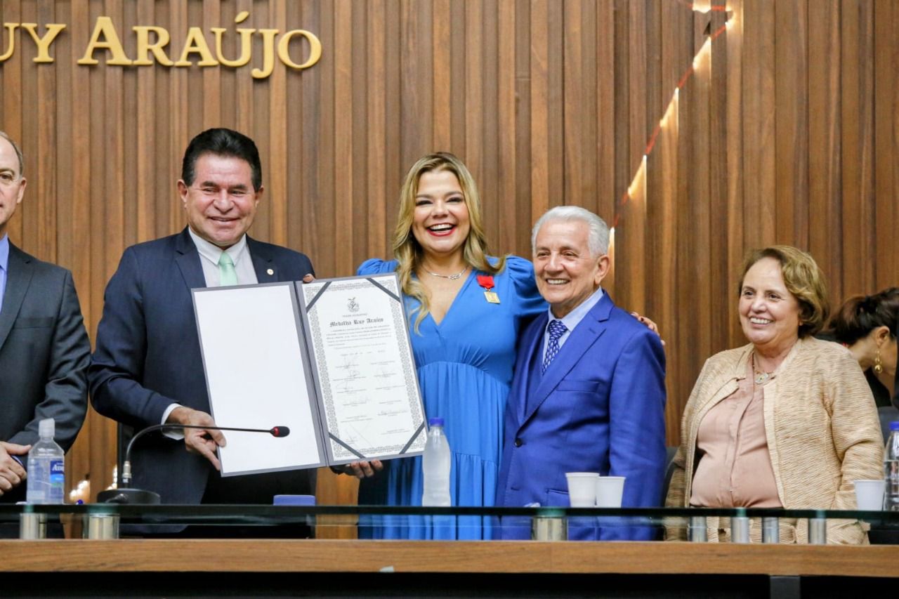 Kuka Chaves é homenageada com a medalha Ruy Araújo pelo trabalho na Educação do Amazonas