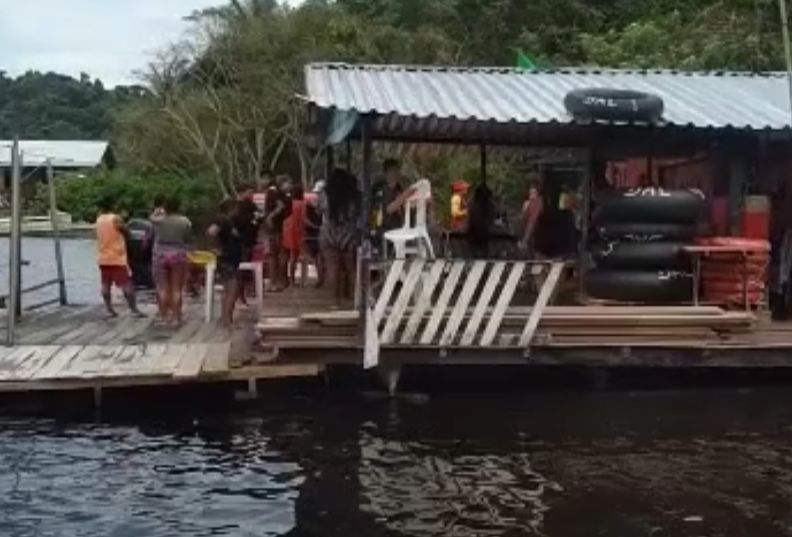 Urgente: banhistas encontram corpo boiando em flutuante na zona Leste de Manaus