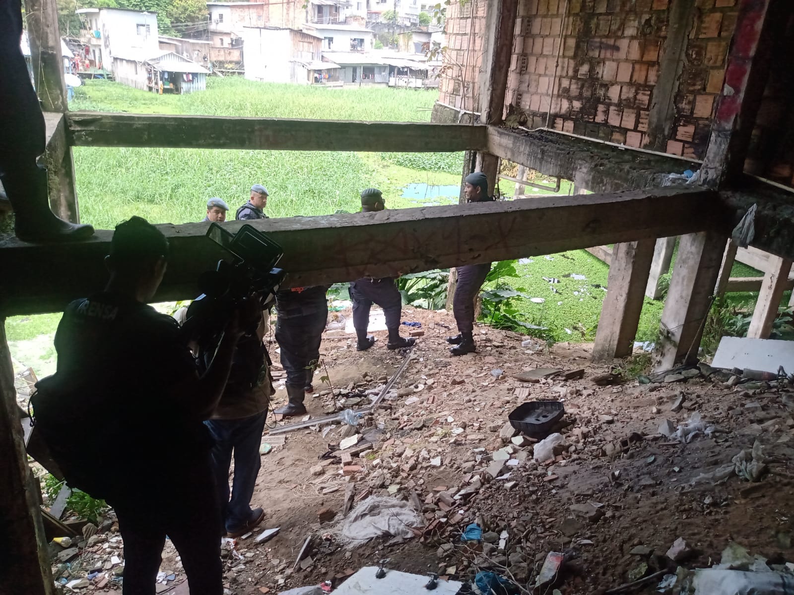 Corpo é encontrado boiando em igarapé da Aparecida, em Manaus; veja imagens