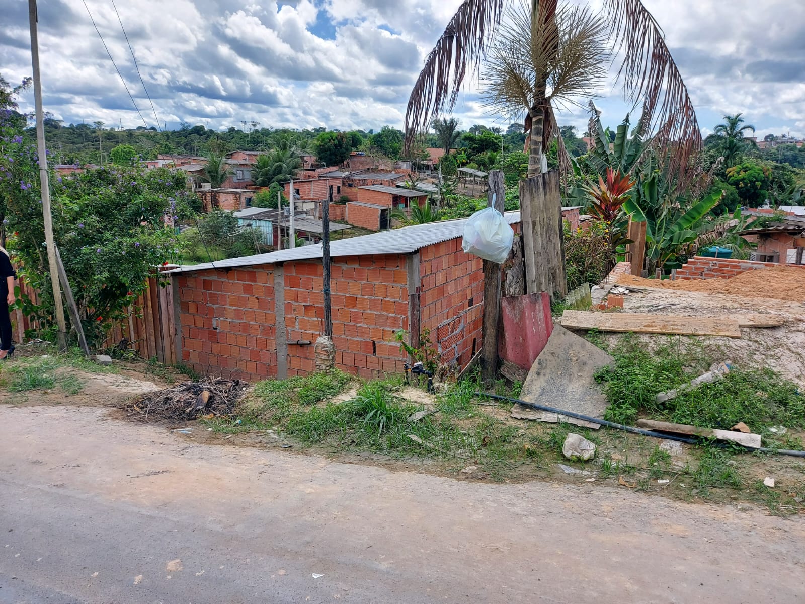 Menina de 12 anos esfaqueia padrasto no Distrito Industrial: 'cansada de ver ele bater em mim e meu irmão'