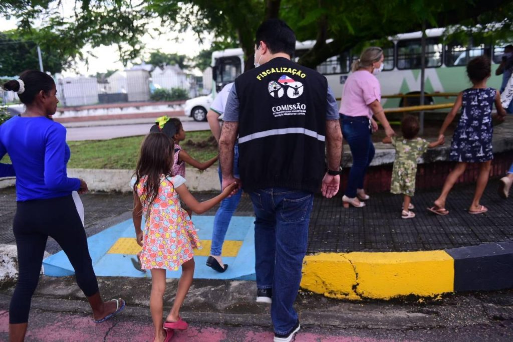 Ao cumprir o objetivo de alcançar todos os 62 municípios do Amazonas com cursos de capacitação para Conselheiros Tutelares do interior, a Comissão de Promoção e Defesa das Crianças, Adolescentes e Jovens da Assembleia Legislativa do Amazonas (Aleam), presidida pelo deputado Álvaro Campelo (PV), divulgou nesta terça feira (31), o balanço do projeto que visa fortalecer toda a rede de proteção, bem como, ações voltadas aos direitos e proteção da criança e do adolescente. Segundo dados divulgados pela Comissão de Álvaro Campelo, responsável pela iniciativa e coordenação dos cursos, um total de 613 Conselheiros Tutelares receberam a capacitação durante as quatro edições do curso realizado em todas as Calhas do Amazonas, com o apoio Coordenadoria da Infância e Juventude (COIJTJAM), Coordenadoria de Apoio Operacional das Promotorias da Infância e Juventude (CAOIJ/MP), Núcleo de Defesa da Criança e do Adolescente (NUDECA-DPE/AM), Comissão de Proteção à Criança e ao Adolescente OAB/AM, Delegacia Especializada em Apuração de Atos Infracionais (DEAAI), Secretaria de Estado de Educação e Qualidade de Ensino do Amazonas (SEDUC), Secretaria da Mulher, Assistência Social e Direitos Humanos (SEMASC), Conselho Estadual dos Direitos da Criança e Adolescente (CEDCA) e Conselho Municipal dos Direitos da Criança e do Adolescente (CMDCA). O deputado Álvaro Campelo explicou que o projeto cumpriu seu papel de alcançar todos os 62 municípios, visando a dar suporte à Rede de Proteção de Crianças e Adolescentes, em especial Conselheiros Tutelares do interior, que esbarravam na grande dificuldade de locomoção até Manaus, onde geralmente acontecem as capacitações. Segundo ele, essa necessidade foi identificada pela Comissão, durante as viagens que tem feito pelo estado. “Desde 2019, logo quando assumi a presidência da Comissão, iniciamos esse trabalho de fiscalização e conscientização contra a exploração de crianças e adolescentes no interior do estado. No contato direto com os Conselheiros, uma das principais reivindicações era um curso de formação e capacitação, principalmente, depois das alterações do Estatuto da Criança e do Adolescente (ECA), acontecidas em 2019. Então a nossa missão foi cumprida, e agora nossos Conselheiros estão com mais conhecimento e o apoio necessário para defender nossas crianças e adolescentes”, relatou o parlamentar. Para o Conselheiro Tutelar, Francisco Micael do município de Beijamin Constant, a realização do curso de forma remota foi essencial para que todos os conselheiros, mesmo dos municípios mais distantes fossem munidos de informação para o combate a crimes de abuso e exploração sexual. "Quero dizer que essa capacitação tem uma grande importância devido à dificuldade que nós temos no deslocamento até a capital por falta de recursos. Então agradecemos ao deputado Álvaro Campelo que junto com sua Comissão nos proporcionou essa capacitação", ressaltou Francisco. O projeto teve inicio no dia 24 de setembro de 2021, e atendeu de forma simultânea Conselheiros Tutelares de todos os municípios do Baixo e Médio Solimões. Seguindo para os municípios do Baixo e Médio Amazonas na segunda etapa, em novembro do mesmo ano. Em fevereiro de 2022, foi realizada a terceira etapa na Calha do Madeira, e encerrando o cronograma dos cursos, foi realizado neste último fim de semana a quarta etapa nas em 33 municípios das Calhas do Alto Solimões, Alto Rio Negro, Purus, Juruá, Rio Negro e Solimões. Todas as aulas aconteceram de forma EAD por meio do Centro de Mídias da SEDUC nos turnos matutino e vespertino. Casos de violência contra crianças e adolescentes no Amazonas Em 2020, 629 casos de crianças e adolescentes de 0 a 17 anos vítimas de estupro foram registrados no Amazonas, segundo o 15• Anuário Brasileiro de Segurança Pública. O número foi obtido com base em dados das secretarias de Segurança Pública estaduais, polícias Civil, Militar e Federal. A pesquisa traz registros oficiais de estupro e estupro de vulnerável cometidos contra crianças e adolescentes de 0 a 19 anos. No caso do Amazonas, não estão disponíveis os números referentes às idades de 18 e 19 anos. Casos de violência contra crianças e adolescentes em Manaus Os casos de violência infantil registram aumento de 17%, em Manaus, no primeiro quadrimestre de 2022 em relação ao mesmo período do ano passado, segundo dados da Delegacia Especializada em Proteção à Criança e ao Adolescente (Depca). De janeiro a abril deste ano, foram 462 ocorrências, 67 a mais do que o registrado nos quatro primeiros meses de 2021. Ainda de acordo com a Polícia Civil, só em relação a casos de abusos sexuais, foram notificados mais de 60 apenas entre janeiro e fevereiro.