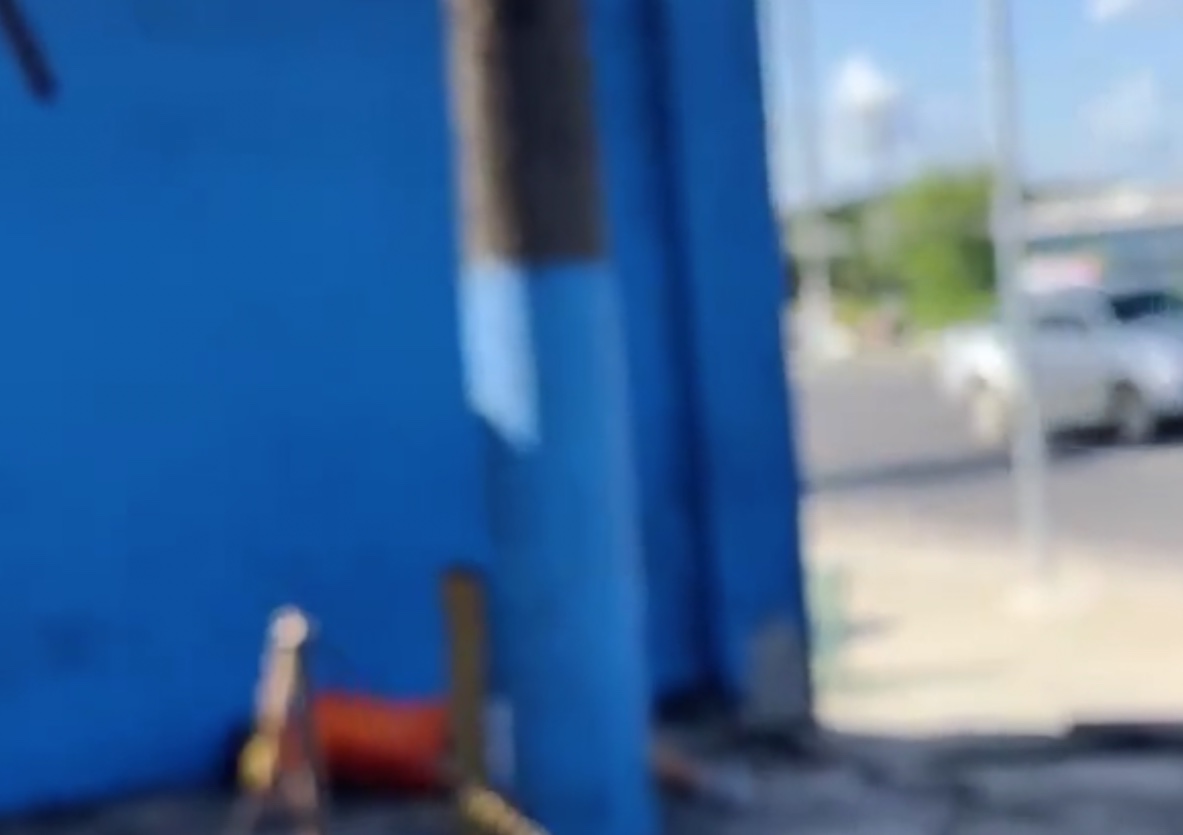 Urgente: Homem é encontrado morto com marcas de escoriações em frente à escola de Manaus