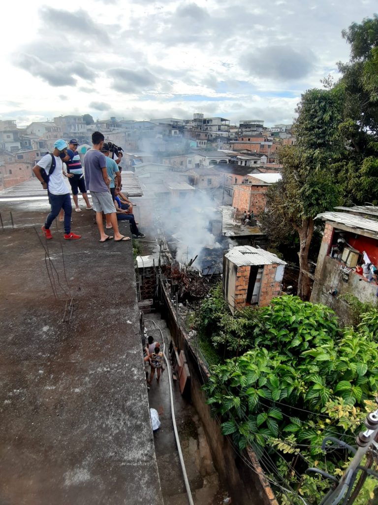 Incêndio destrói casa de madeira no bairro Compensa