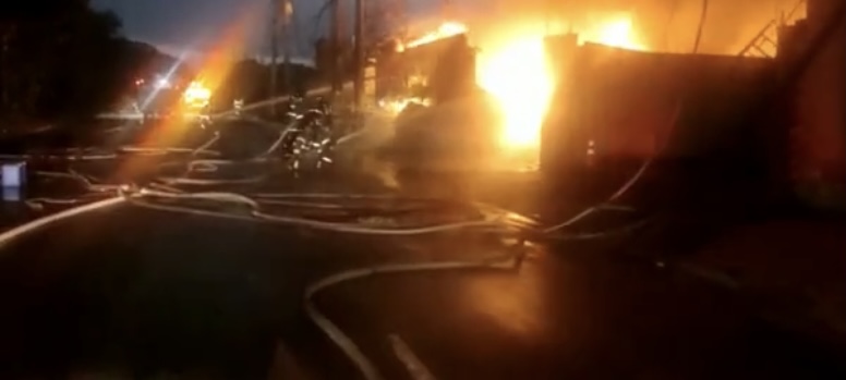 Urgente: galpão de reciclagem pega fogo; veja vídeos