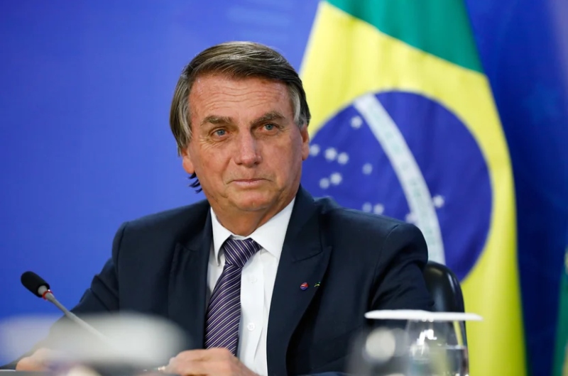 Presidente Bolsonaro anuncia PEC para reduzir preço dos combustíveis e gás de cozinha e incentiva governadores a fazer igual