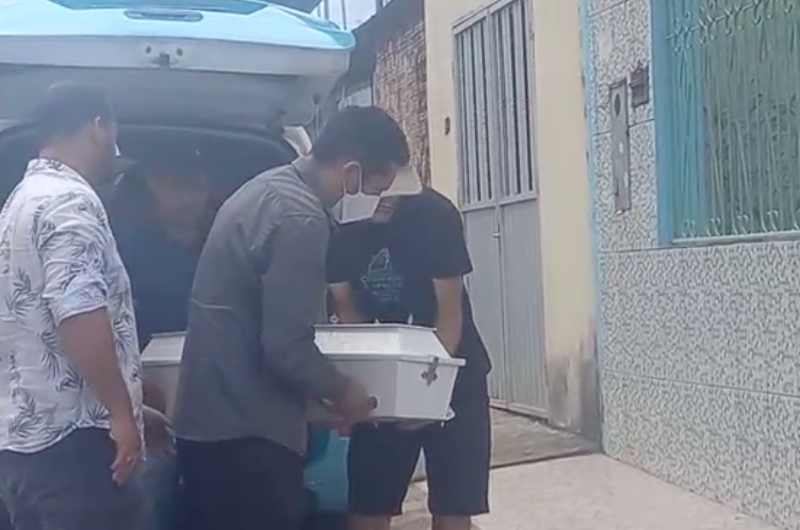 Traumatizada com hospital, família realiza velório da bebê Safira; veja vídeo