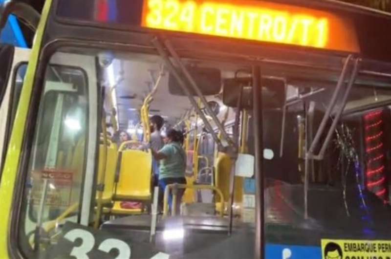 Passageiro é baleado por bandidos durante assalto em ônibus da linha 324 