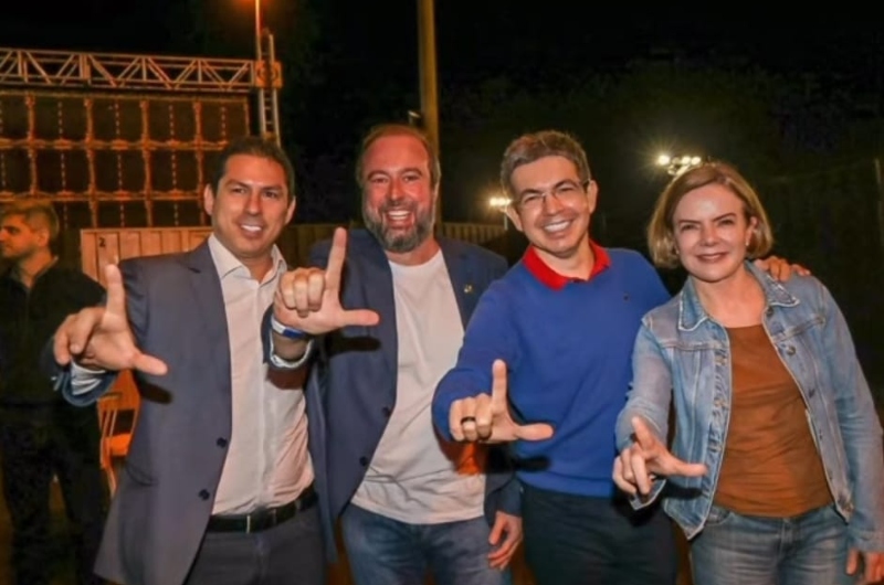 ‘Decadência’: Marcelo Ramos aparece fazendo o “L” de Lula ao lado de Gleisi Hoffmann