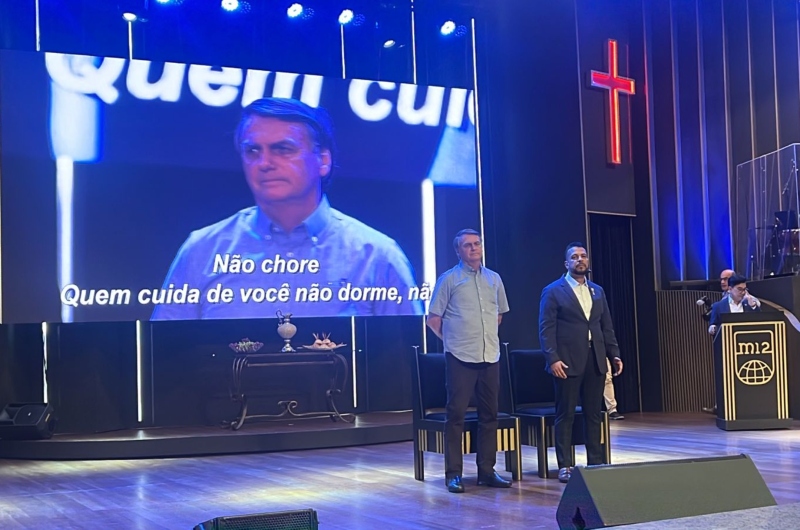 Urgente: Presidente Bolsonaro participa de unção apostólica na Igreja da Restauração na Ponta Negra; veja vídeo