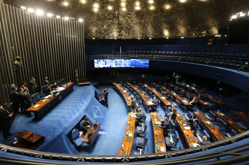 Senado pode votar hoje PEC sobre preço dos combustíveis
