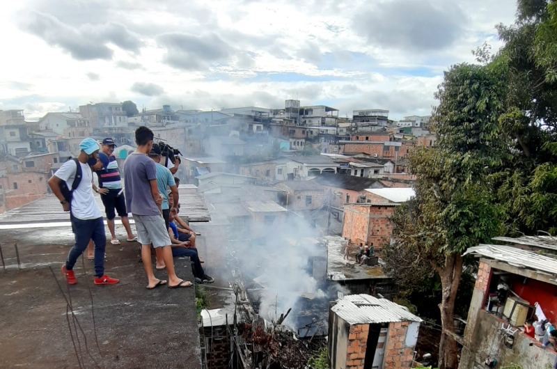 Incêndio destrói casa de madeira no bairro Compensa