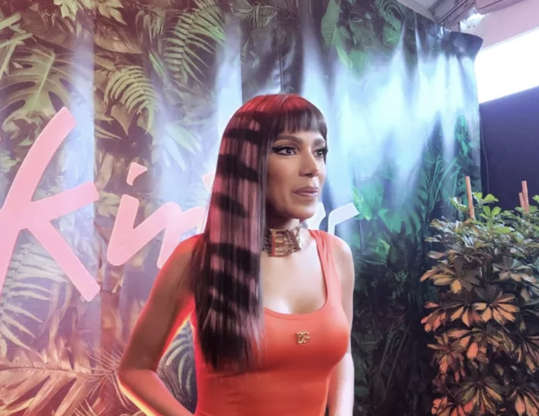 Anitta ‘queima’ a Amazônia para imprensa internacional mas amou receber R$500 mil de Parintins