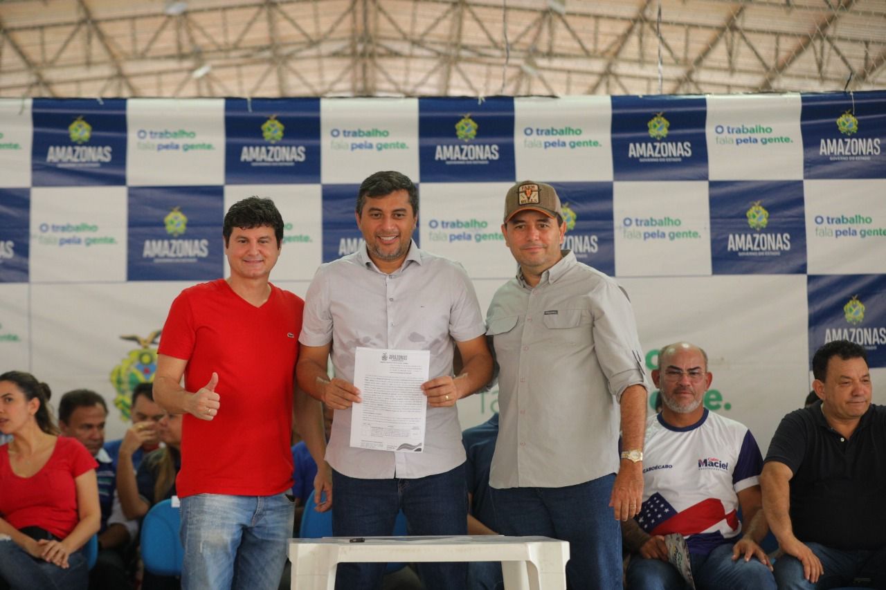 Em Urucará, Wilson Lima assina contrato para pavimentar ruas e dá ordem de serviço para Terminal Flutuante de Passageiros