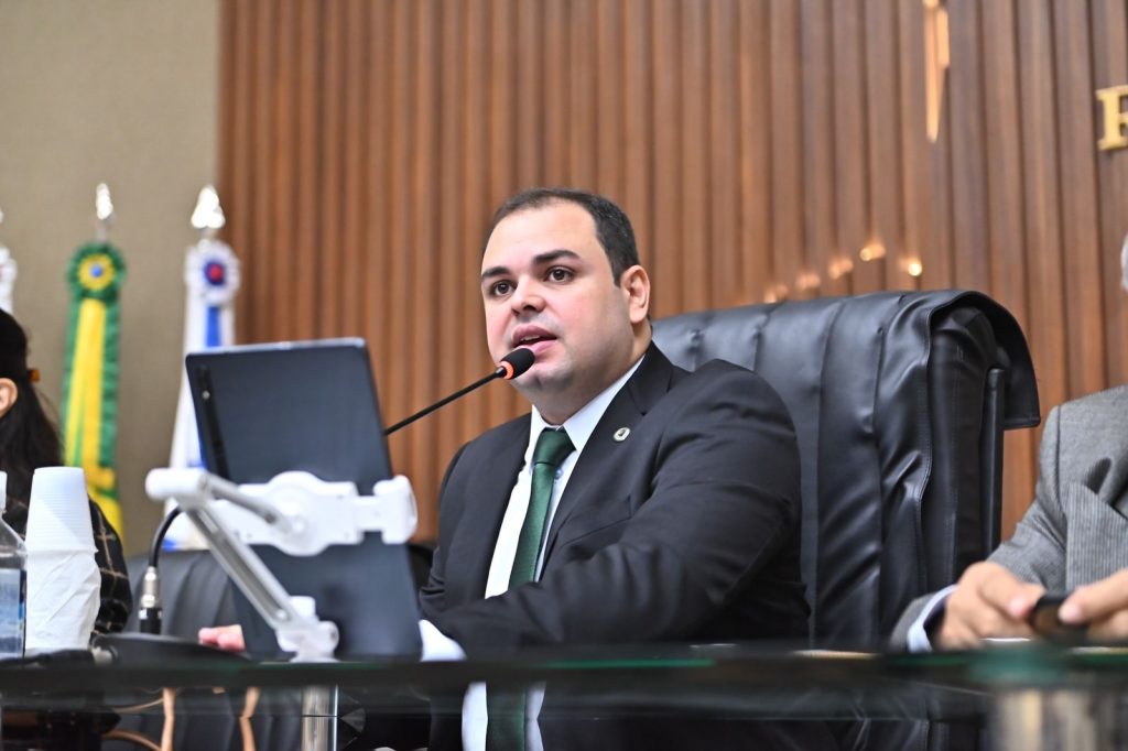 Roberto Cidade requer novos computadores para escola estadual da zona Rural de Manacapuru