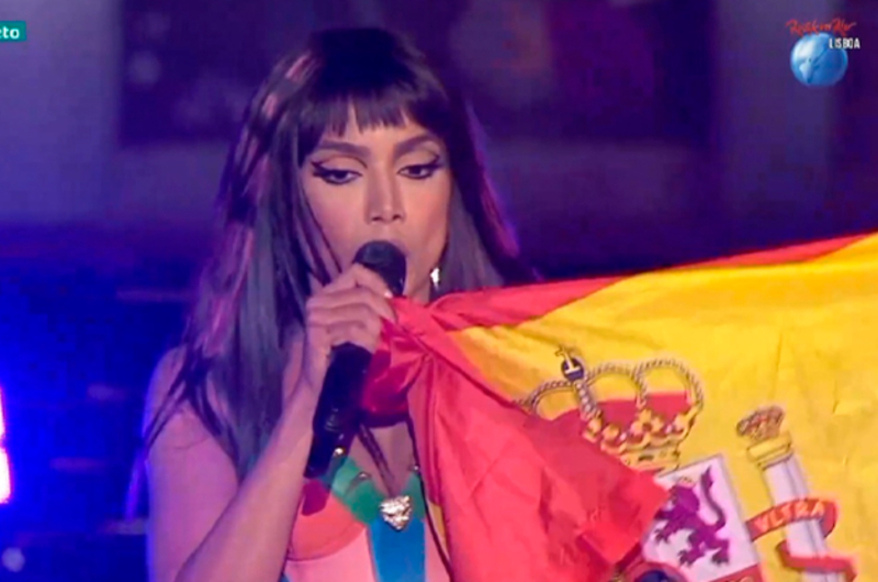 “Não façam como a Anitta, estudem”, diz fã após artista subir com bandeira da Espanha no Rock in Rio em Portugal
