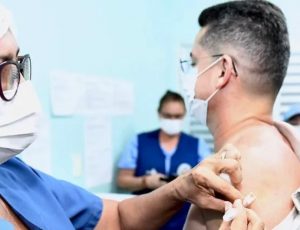Prefeito David Almeida toma 4ª dose da vacina contra a Covid-19 e pede que população atualize o esquema vacinal