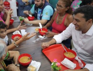 Wilson Lima inaugura Prato Cheio no bairro Aleixo, que serve sopa gratuitamente para 400 pessoas por dia