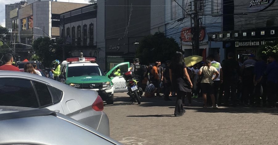 Urgente: ‘flanelinha’ é esfaqueado durante confusão por estacionamento na av. Eduardo Ribeiro; veja vídeo
