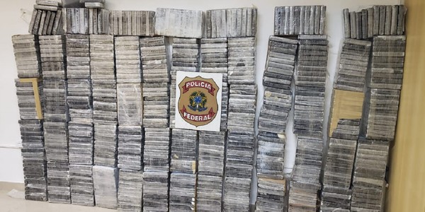 Operação da PF prende suspeitos de tráfico internacional de drogas em Manaus