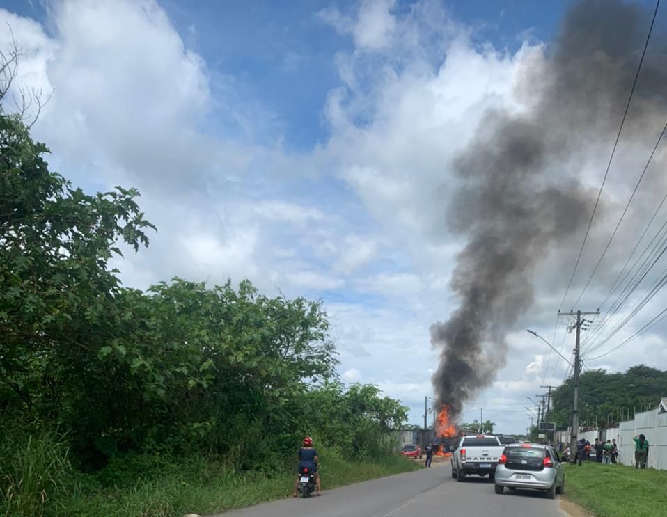 Urgente: caminhão pega fogo em avenida do bairro Tarumã; veja vídeo