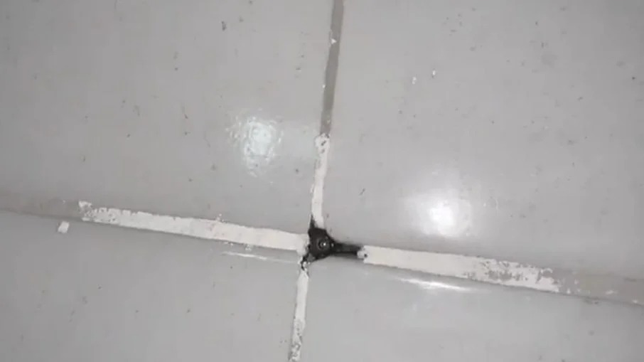 Alunos flagram câmera em banheiro de escola e diretora é afastada