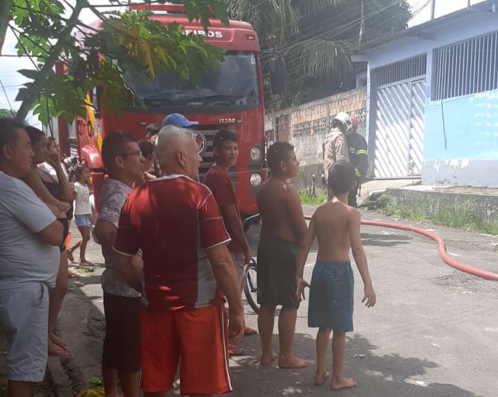 Urgente: casa pega fogo e apavora moradores na zona Norte de Manaus