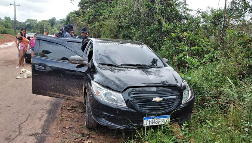 Homem é encontrado crivado de bala dentro de carro de aplicativo no ramal do Pau Rosa