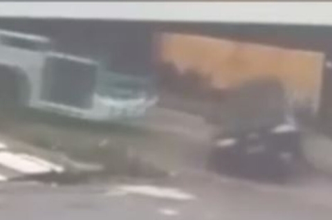 Por pouco carro não bate de frente contra ônibus no bairro da Paz; veja vídeo